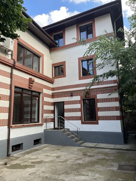 Piata Victoriei, vila 18 camere, suprafata 520 mp, curte 250 mp.