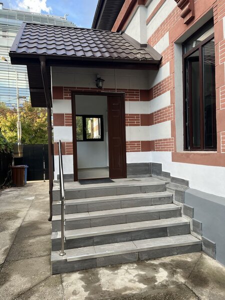 Piata Victoriei, vila 18 camere, suprafata 520 mp, curte 250 mp.