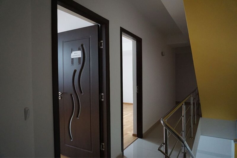 Piata Victoriei, vila 18 camere, suprafata 520 mp, curte 250 mp.