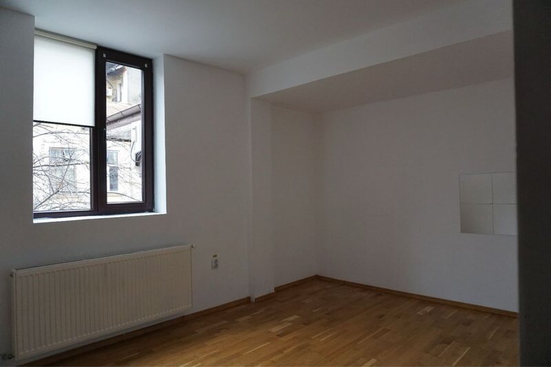 Piata Victoriei, vila 18 camere, suprafata 520 mp, curte 250 mp.